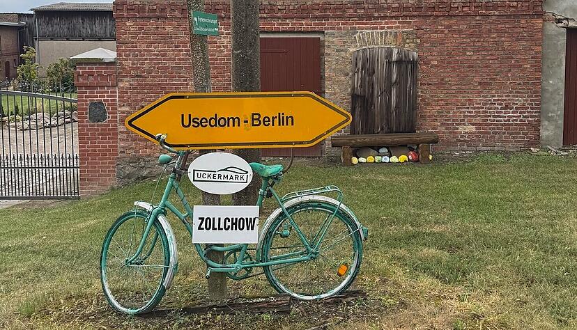 Überall auf der Strecke stehen solche selbst gebauten Wegmarken, die die beliebte Tour Berlin-Usedom markieren.