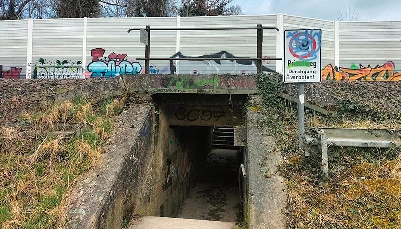 Die Unterf&uuml;hrung am Kaywald ist als Privatweg gekennzeichnet. Eigent&uuml;mer ist die DB InfraGO.