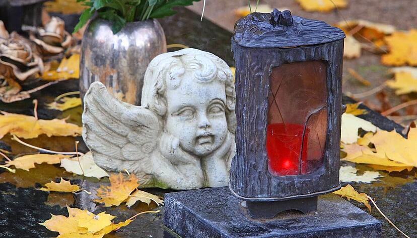 Am 1. November feiern Katholiken Allerheiligen und besuchen die Gräber ihrer Freunde und Angehörigen. Foto: dpa Am 1. November feiern Katholiken Allerheiligen und besuchen die Gräber ihrer Freunde und Angehörigen. Foto: dpa