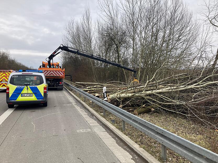 Die Unfallursache ist derzeit noch unklar. Offenbar fuhr der Lkw-Fahrer ungebremst in die Baustelle, sagen Zeugen. Die Unfallursache ist derzeit noch unklar. Offenbar fuhr der Lkw-Fahrer ungebremst in die Baustelle, sagen Zeugen.
