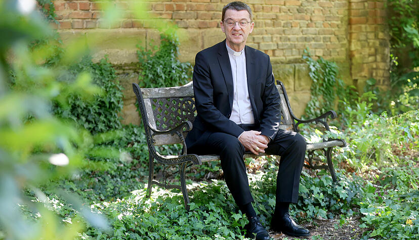 Bischof Dr. Klaus Krämer im Garten des Heinrich-Fries-Hauses in Heilbronn. Bischof Dr. Klaus Krämer im Garten des Heinrich-Fries-Hauses in Heilbronn.