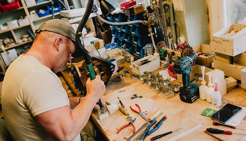 Eine Kuckucksuhr ist mit viel Handarbeit verbunden.