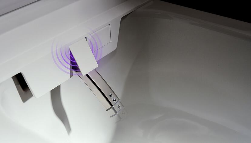 Sauber per UV-Licht: Der Duschstab aus Edelstahl wird nach jeder Benutzung automatisch desinfiziert.