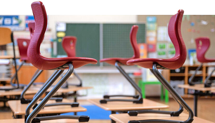 Die Stühle in den Klassenzimmern der Südwest-Grundschulen bleiben weiter auf den Tischen stehen − mindestens noch bis noch bis Ende Januar.
Foto: dpa Die Stühle in den Klassenzimmern der Südwest-Grundschulen bleiben weiter auf den Tischen stehen − mindestens noch bis noch bis Ende Januar.
Foto: dpa