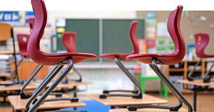Die Stühle in den Klassenzimmern der Südwest-Grundschulen bleiben weiter auf den Tischen stehen &minus; mindestens noch bis noch bis Ende Januar.
Foto: dpa