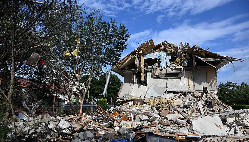 Die Tr&uuml;mmer des bei einer Explosion zerst&ouml;rten Reiheneckhauses in Memmingen. Nach Angaben der Polizei verdichten sich die Hinweise, dass die Gasversorgung des Geb&auml;udes Ursache der Explosion war. (Archivbild)