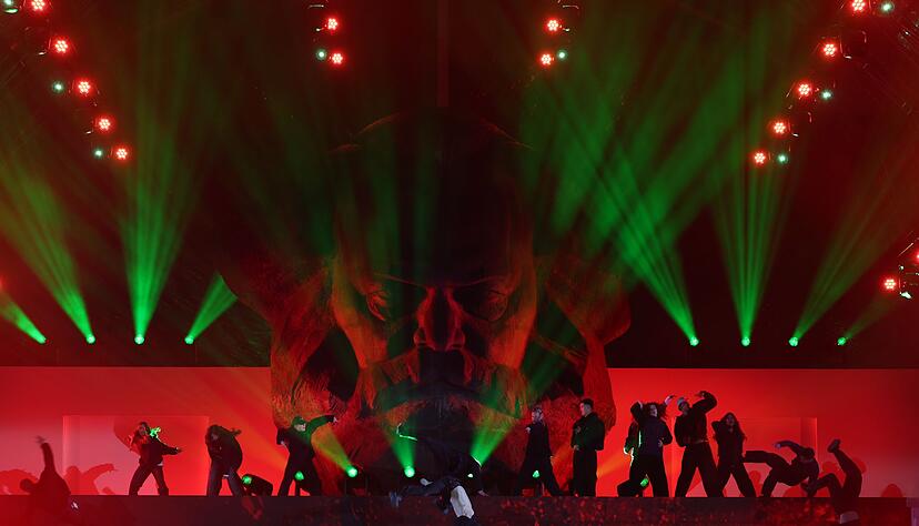 Hip-Hop-T&auml;nzer bei der Er&ouml;ffnungsshow am Chemnitzer Marx-Monument.