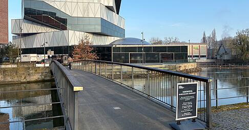 Die Experimenta in Heilbronn wird heute und morgen zur Hochsicherheitszone: Drinnen findet die Cyber Security Conference der Schwarz-Gruppe statt, drau&szlig;en riegelt die Polizei das Gel&auml;nde ab.