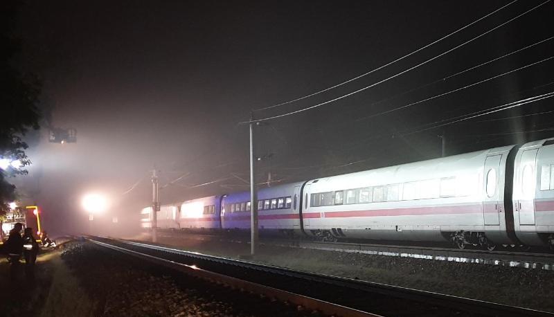 Stillstand: Der liegengebliebene ICE bei Nauen in Brandenburg.