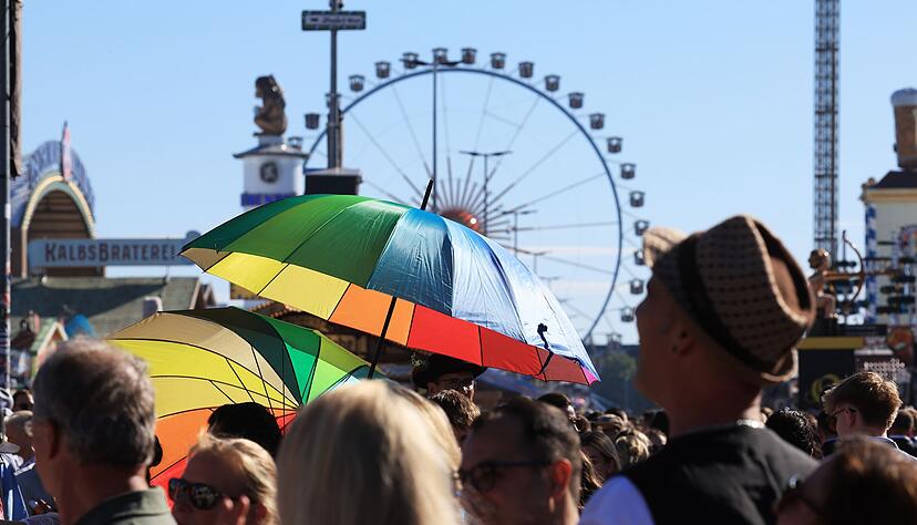 Hochsommerliche Temperaturen auf der Wiesn - da gew&auml;hrten Schirme zumindest ein wenig Schatten.