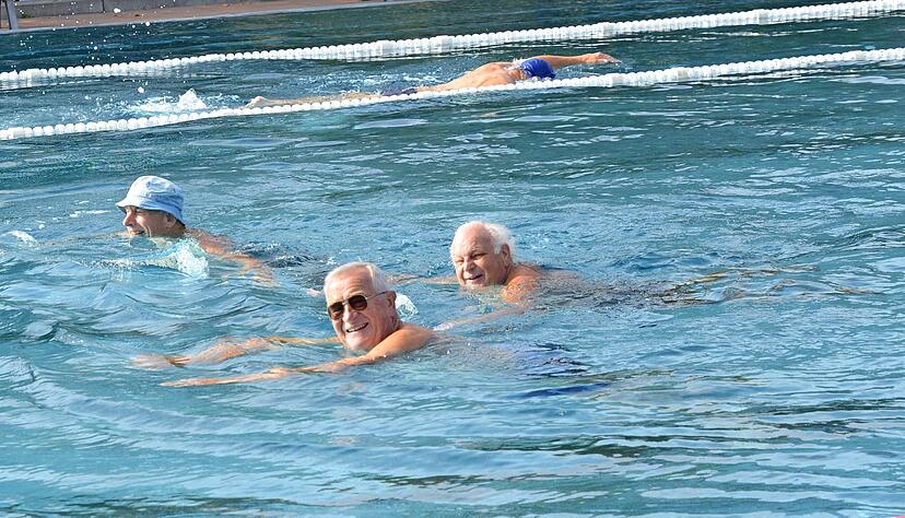 Strahlend ziehen die Schwimmer am Vormittag im Solebad Bad Friedrichshall ihre Bahnen. Alle sind glücklich, noch eine Woche dazu bekommen zu haben.
Foto: Pfäffle