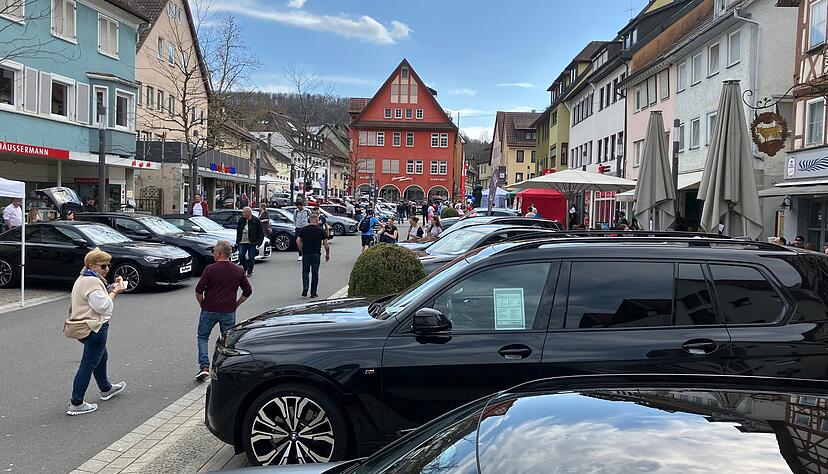 Neun Autohäuser haben ihre neuen und gebrauchten Fahrzeuge mit nach Künzelsau gebracht. Die Menschen nutzen das schöne Wetter und vergleichen.