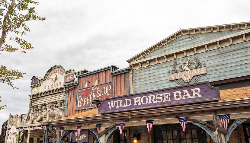 Der neu gestaltete Western-Themenbereich befindet sich au&szlig;erhalb des Freizeitparks.