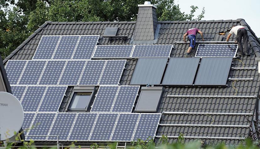 2025 sind nur noch etwas mehr als halb so viele neue Photovoltaikanlagen auf D&auml;chern installiert worden, wie 2023. (Symbolbild)