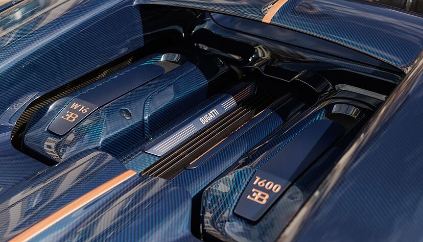 Dezente Sturmhaube: Darunter sorgt der W16 mit vier Turboladern f&uuml;r eine maximale Leistung von 1.600 PS.