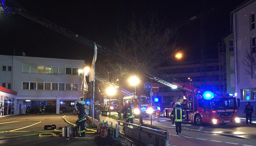 Die Feuerwehr war mit zwölf Fahrzeugen und 60 Einsatzkräften vor Ort.