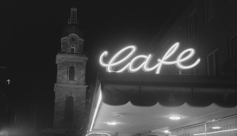 Zusammengestellt von Archiv und Dokumentation der Heilbronner Stimme 
Die erste Heilbronner Fu&szlig;g&auml;ngerzone wird 1954 vom Stuttgarter Architekten und Bauherrn Hammes angelegt. Sie f&uuml;hrt von der Allee in Richtung S&uuml;lmerstra&szlig;e und hat als Blickpunkt den Hafenmarktturm. Der Gemeinderat beschlie&szlig;t, ihr den Namen Gustav-Binder-Stra&szlig;e zu geben. 
Die Aufnahme aus dem Jahr 1957 zeigt die Einkaufspromenade bei Nacht mit sch&ouml;ner Beleuchtung.