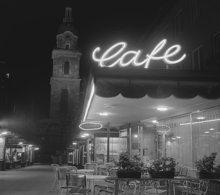 Zusammengestellt von Archiv und Dokumentation der Heilbronner Stimme 
Die erste Heilbronner Fu&szlig;g&auml;ngerzone wird 1954 vom Stuttgarter Architekten und Bauherrn Hammes angelegt. Sie f&uuml;hrt von der Allee in Richtung S&uuml;lmerstra&szlig;e und hat als Blickpunkt den Hafenmarktturm. Der Gemeinderat beschlie&szlig;t, ihr den Namen Gustav-Binder-Stra&szlig;e zu geben. 
Die Aufnahme aus dem Jahr 1957 zeigt die Einkaufspromenade bei Nacht mit sch&ouml;ner Beleuchtung.