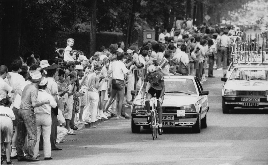 Tour de France 1987: Frederic Brun beim Anstieg in der von Zuschauern dichtgesäumten Heilbronner Einsteinstraße.