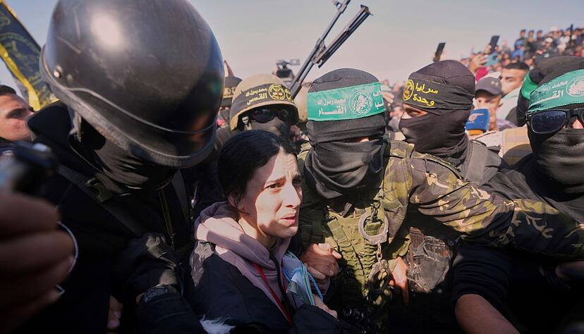 Die Deutsch-Israelin Arbel Yehud bei der &Uuml;bergabe im Gazastreifen.