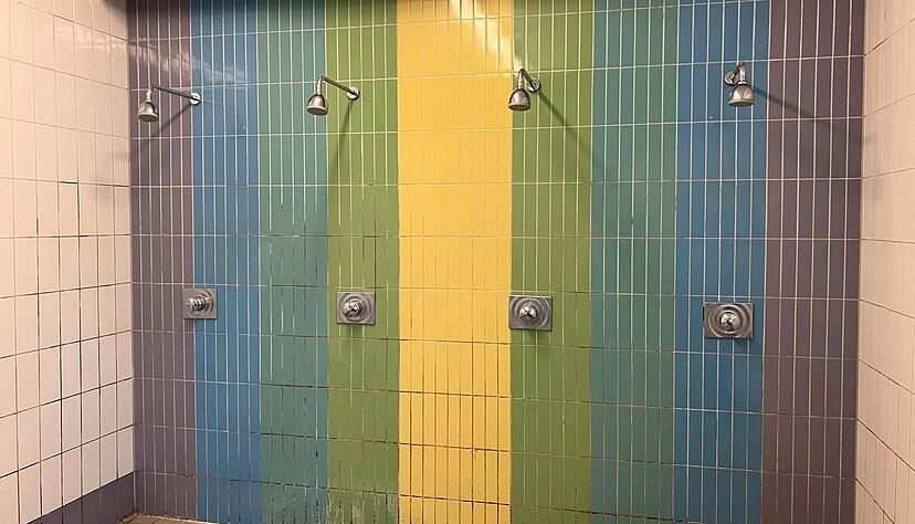 Die Duschen versprühen den Charme der 1970er Jahre. Die Duschen versprühen den Charme der 1970er Jahre.