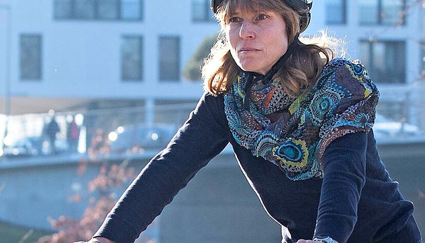 Beate Erhardt versucht, so viele Fahrten wie möglich mit dem Rad zu erledigen. Foto: Veigel Beate Erhardt versucht, so viele Fahrten wie möglich mit dem Rad zu erledigen. Foto: Veigel