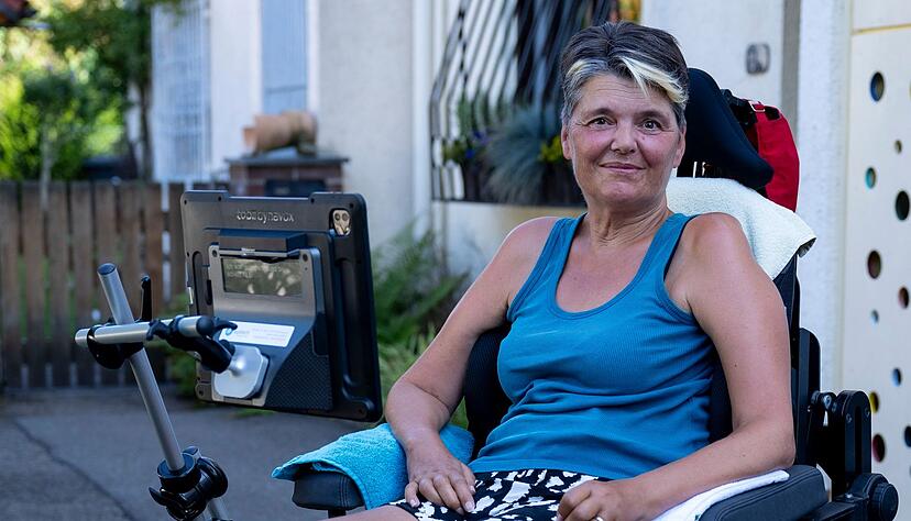 Die an ALS erkrankte Gabriele Engel sitzt im Rollstuhl vor ihrem Haus.