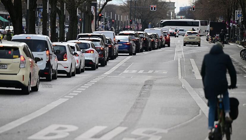 Fährt kein Bus, sind mehr Autos unterwegs - fertig ist der Stau. (Archivbild) Fährt kein Bus, sind mehr Autos unterwegs - fertig ist der Stau. (Archivbild)