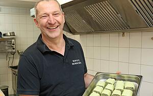 Der Landwirt legt großen Wert darauf, dass die Zutaten seiner Maultaschen frisch und regional sind. Der Landwirt legt großen Wert darauf, dass die Zutaten seiner Maultaschen frisch und regional sind.