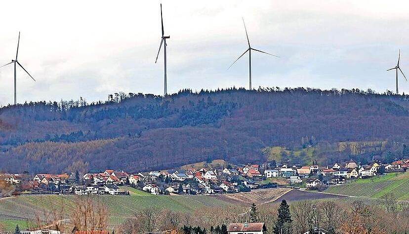 Vier der fünf Windräder in den Löwensteiner Bergen. Die drei linken sind neu in Betrieb.
Foto: Archiv/Seidel