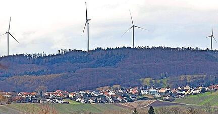 Vier der fünf Windräder in den Löwensteiner Bergen. Die drei linken sind neu in Betrieb.
Foto: Archiv/Seidel