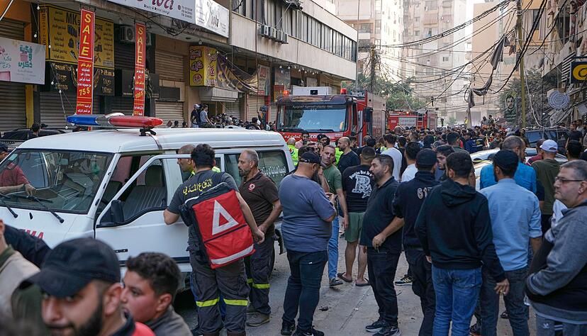 Mitarbeiter des Zivilschutzes am Ort eines israelischen Angriffs im s&uuml;dlichen Vorort von Beirut.