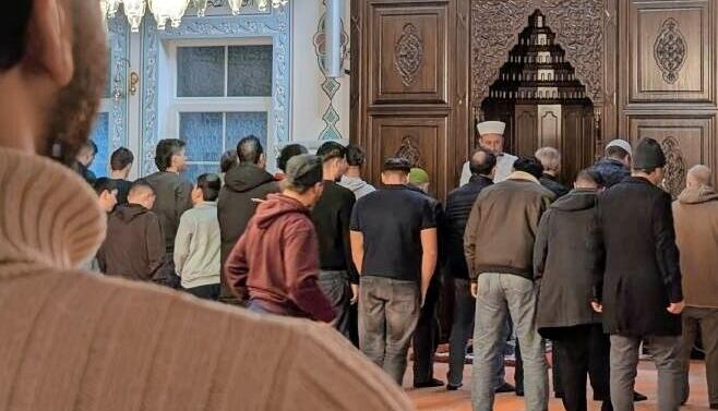 Nach dem Fastenbrechen geht es in der Moschee in Gundelsheim zum Abendgebet.