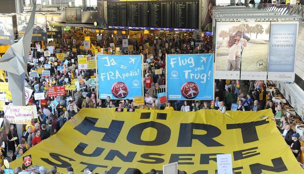 Samstags-Demo am Frankfurter Flughafen: Die im Oktober eröffnete neue Landebahn verteilt den Lärm in der Region anders - viele, die vorher nicht betroffen waren, leiden nun unter dem Flugverkehr. Foto: Arne Dedert