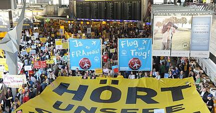 Samstags-Demo am Frankfurter Flughafen: Die im Oktober eröffnete neue Landebahn verteilt den Lärm in der Region anders - viele, die vorher nicht betroffen waren, leiden nun unter dem Flugverkehr. Foto: Arne Dedert