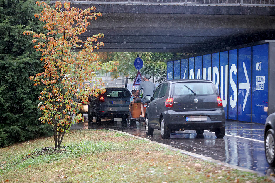 Hochwasser nach Starkregen an der B39 am Parkhaus Bollwerksturm Heilbronn Hochwasser nach Starkregen an der B39 am Parkhaus Bollwerksturm Heilbronn