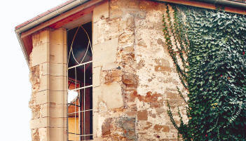 Aus der freigelegten Ruine der Liebfrauenkapelle ist ein romantisches Eckchen geworden. Wichtig ist es den Besitzern, das Neue deutlich sichtbar von den Überresten der einstigen Wallfahrtskirche zu zeigen.Foto: Dittmar Dirks Aus der freigelegten Ruine der Liebfrauenkapelle ist ein romantisches Eckchen geworden. Wichtig ist es den Besitzern, das Neue deutlich sichtbar von den Überresten der einstigen Wallfahrtskirche zu zeigen.Foto: Dittmar Dirks