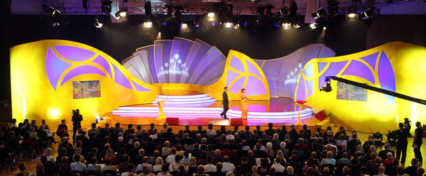 Wein-Gala in knalligen Bonbon-Farben. Der SWR pr&auml;sentiert die zweist&uuml;ndige Fernsehshow, die Zuschauer schauten gespannt zu.