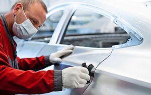 Das Spaltma&szlig; zwischen T&uuml;r und Kotfl&uuml;gel wird gepr&uuml;ft. H&ouml;chste Genauigkeit spielt auch bei diesem Elektroauto eine entscheidende Rolle.