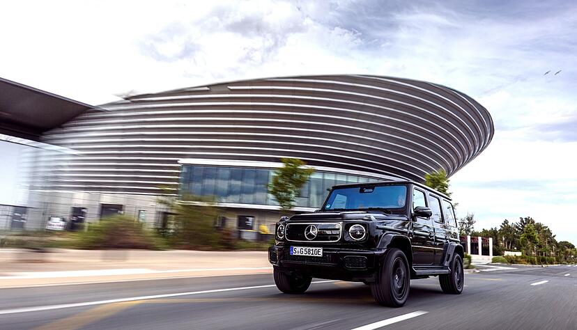 Die Mercedes G-Klasse unter Strom: Nach über 40 Jahren gibt es den Geländewagen jetzt mit einem Elektroantrieb mit vier E-Motoren und einer Reichweite von ca. 473 Kilometern. Die Mercedes G-Klasse unter Strom: Nach über 40 Jahren gibt es den Geländewagen jetzt mit einem Elektroantrieb mit vier E-Motoren und einer Reichweite von ca. 473 Kilometern.