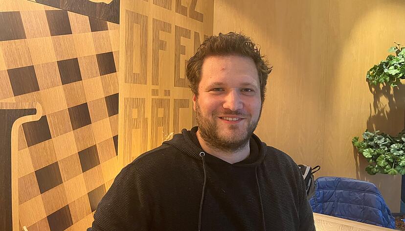 Christopher Muhler unterrichtet in Obersulm am Evangelischen Paul-Distelbarth-Gymnasium und bildet Lehrer an Gymnasien im Ausbildungsseminar in Heilbronn im Bereich Künstliche Intelligenz fort.