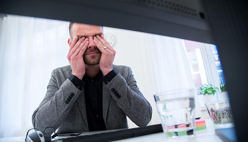 Langes Arbeiten am Bildschirm kann das Computer Vision Syndrom verursachen, mit Symptomen wie Augenbrennen und Kopfschmerzen. Langes Arbeiten am Bildschirm kann das Computer Vision Syndrom verursachen, mit Symptomen wie Augenbrennen und Kopfschmerzen.