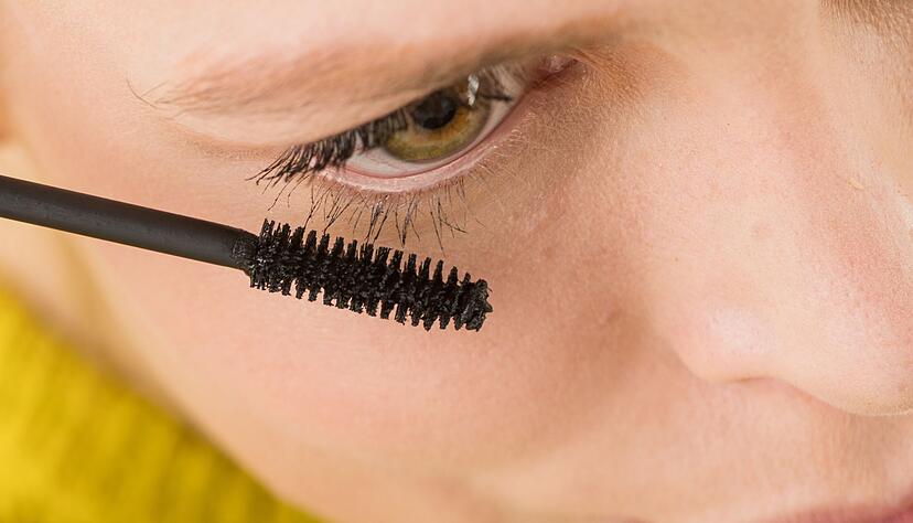 Mascara teilen? Lieber nicht! Nach ein paar Monaten oder einer Augenentz&uuml;ndung ab in die Tonne, sonst drohen Infektionen.