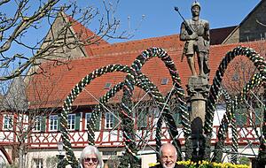 Das Ehepaar Kern pausiert bei seiner Radtour am &Ouml;hringer Osterbrunnen.