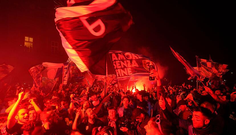 Mit einem Unentschieden gegen Udinese krönte sich Neapel zum italienischen Meister. Mit einem Unentschieden gegen Udinese krönte sich Neapel zum italienischen Meister.