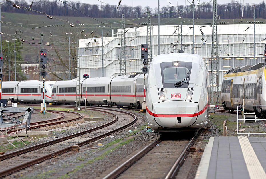 Der ICE kommt pünktlich in Heilbronn an.