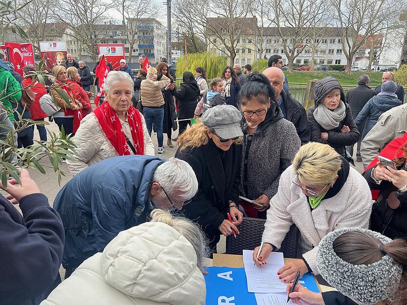 Die Polizei sch&auml;tzte die Teilnehmerzahl auf etwa 100.