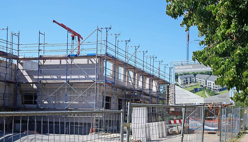 Eines der zwei Paulus-Wohnbau-Projekte in Eppingen: Das Geb&auml;ude an der Ludwig-Zorn-Stra&szlig;e steht im Rohbau schon zum gro&szlig;en Teil.