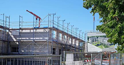 Eines der zwei Paulus-Wohnbau-Projekte in Eppingen: Das Gebäude an der Ludwig-Zorn-Straße steht im Rohbau schon zum großen Teil. Die Chancen stehen offenbar gut, dass die Käufer der Wohnungen hier auch einmal einziehen können.
Foto: Franz Theuer