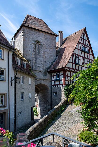 Travelbook erklärt in einer offiziellen Mitteilung: „Unzählige Fachwerkhäuser, kleine Gassen und alte Pflastersteine: Die Altstadt von Bad Wimpfen versprüht in jeder Ecke mittelalterlichen Charme.“